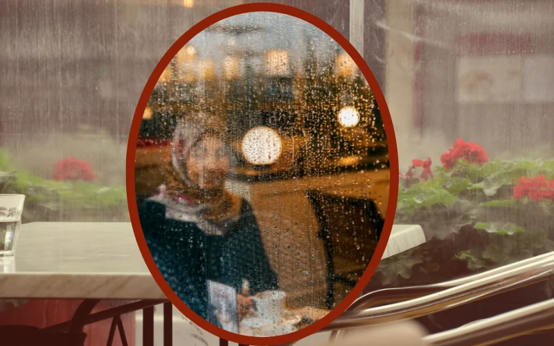 Rainy Seattle café view through window, symbolizing the city’s artistic and innovative lifestyle.